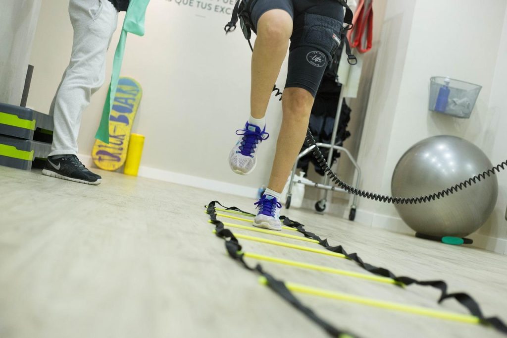 Fysiotherapeut in Sittard behandelt patiënt met professionele technieken voor blessures en pijnbestrijding