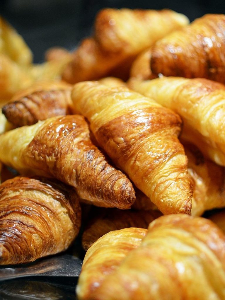 Beste bakkerij in Lelystad met vers gebakken brood, croissants en gebak in de etalage