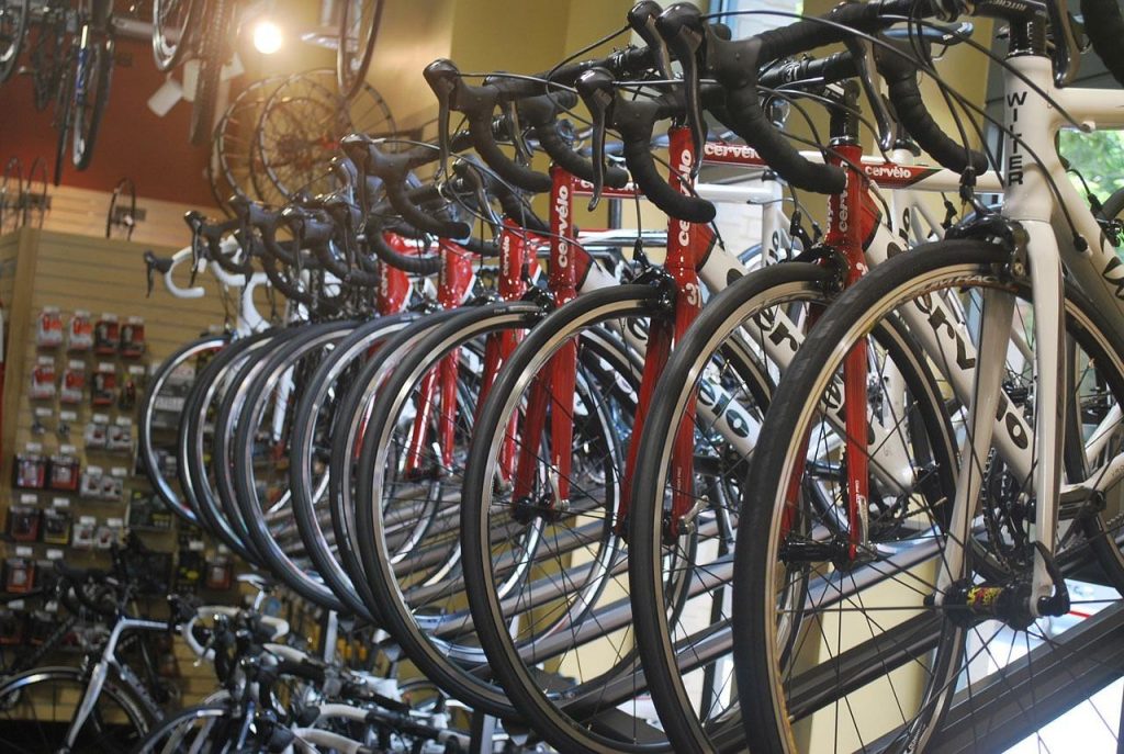 Diverse fietsen beschikbaar voor fiets kopen in Huizen, inclusief stadsfietsen, racefietsen en mountainbikes